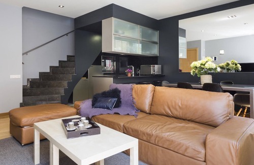 la Vila de Gracia Apartment | Gràcia: Cozy duplex with shared pool + terrace