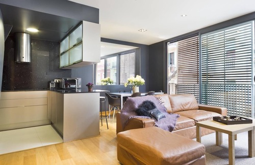 la Vila de Gracia Apartment | Gràcia: Cozy duplex with shared pool + terrace