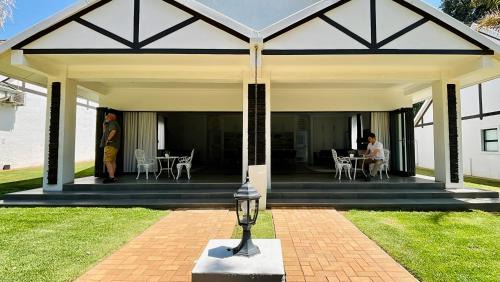 Benoni Cabin | Gracia de Dios
