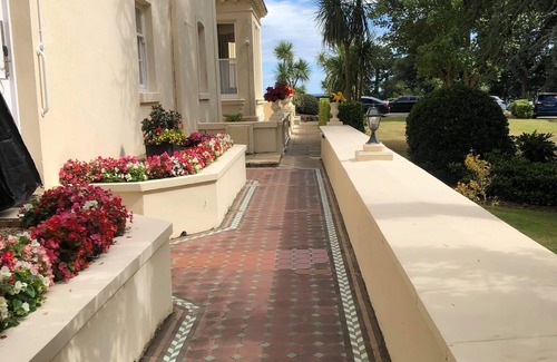 Torquay House | *Graciously large one bed by the Sea*