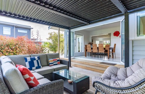 Mangawhai House | Graddies Patch - Sunny, refurbished kiwi bach - walk to the village, markets, Bennetts, Tavern and more