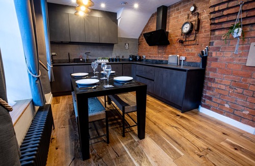 Birmingham City Centre House | Grade 2 Mews Luxury, Industrial 3 BR House with FIREPLACE