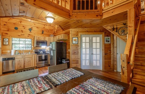 Trenton House | Grady`s Hideaway | Rustic Cabin + Private Hot Tub | Sleeps 4
