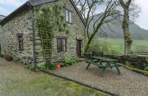 Pennant Melangell Cottage | GRAIG LAS THE STABLES, pet friendly in Llanrhaeadr-Ym-Mochnant