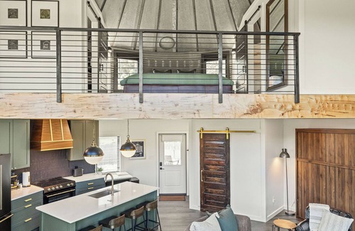Daniels Hill House | Grain Bin Silo w/Loft Fire Pit Near Downtown Lynchburg