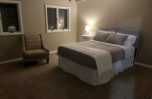 Fowler House | Gramke Guest House 2 Acre Property Peaceful Country Oasis