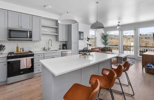 Downtown Salt Lake City Apartment | Grand 1BR Views/Pool/Gym/HTub