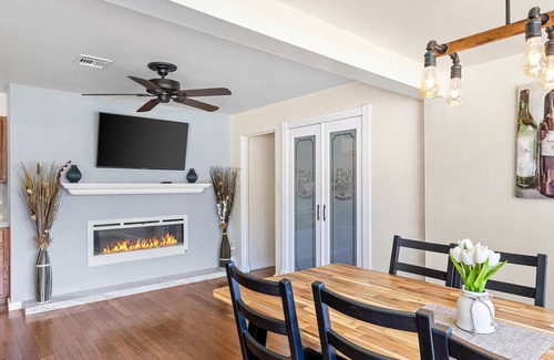 Rancho Oakey House | Grand 5 Bedroom Home with Pool 2 miles from Strip