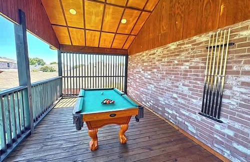 South Arlington House | Grand 5BR-2.5B Villa with Pool & Hot Tub