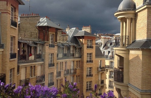 Quartier des Grandes-Carrieres Apartment | Grand Appartement Près de Montmartre, vue sur les Toits, Idéal Familles