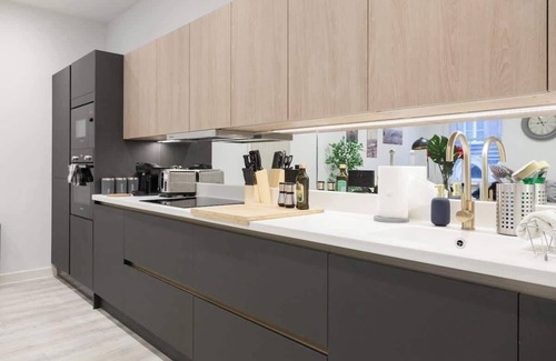 Leeds City Center Apartment | Grand Central Flat, Train Station - Sleeps 8