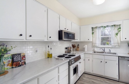 Avery Creek House | Grand Cozy Cottage