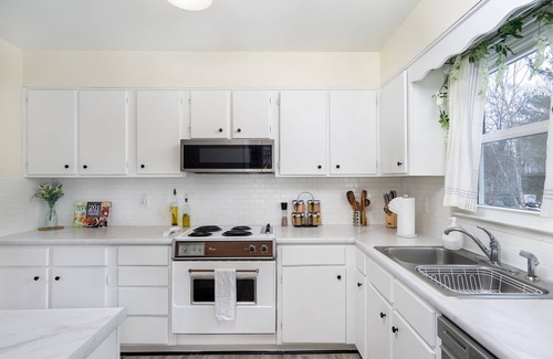 Avery Creek House | Grand Cozy Cottage