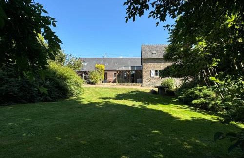 La Chapelle-Saint-Aubert House | Grand gîte la Maison d'Amélie