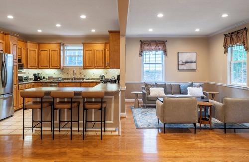 Greenville - Spartanburg House | Grand Greenville Estate ~ walk to Furman & Swamp Rabbit Trail!