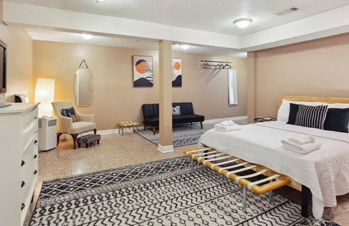 Holy Cross District House | Grand Group Retreat w/ Parking, 5 Baths & 6 TVs