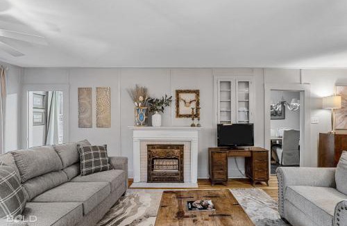 Uncertain House | Grand Harbor, Lakeside, With Kayaks & Canoes