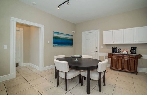 Walnut Hills Apartment | Grand Historic 2 Bedroom Apartment Near Eden Park