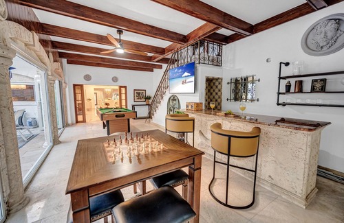 Idlewyld Villa | Grand historic Residence/Walk to beach/Heated Pool/Outdoor kitchen/Hibiscus Key/Residences