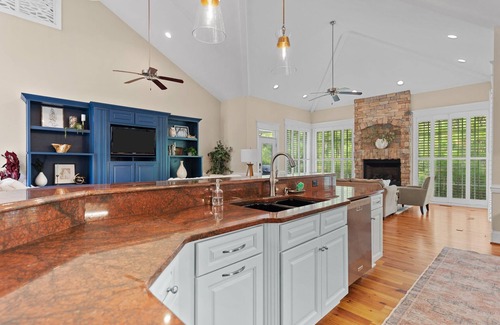Hampstead House | Grand Home on 10 Acres in Surf City w/Private Pond!