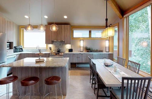 Vail Condo | Grand Hyatt|Relaxing Condo by the Creek w/reding nook and private deck