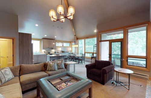 Vail Condo | Grand Hyatt|Relaxing Condo by the Creek w/reding nook and private deck