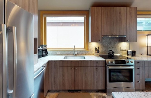 Vail Condo | Grand Hyatt|Relaxing Condo by the Creek w/reding nook and private deck