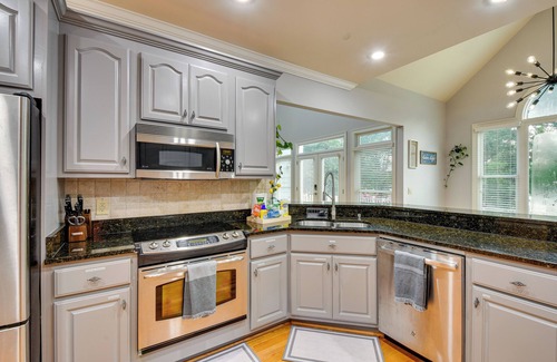 Hartwell House | Grand Lakefront Home in Hartwell w/Game Room!