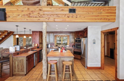 Sunrise Beach Apartment | Grand Lakefront Lodge Retreat