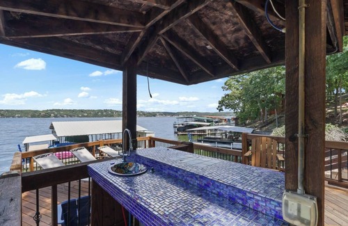 Sunrise Beach Apartment | Grand Lakefront Lodge Retreat