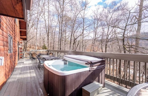McGaheysville Cabin | Grand Log Home Billiard Table 5000 sq feet Hot Tub FirePit Oversized Deck w/VIEWS Pet Friendly