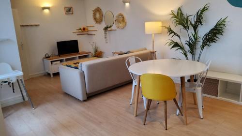 Centre Ville Apartment | Grand logement pour 10 - Proche Halles