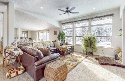 Donnelly House | Grand Manor - Near Tamarack and Lake Cascade - AC - Pet friendly - fenced yard - trailer parking