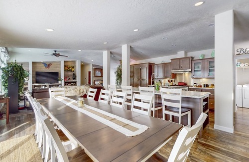 Donnelly House | Grand Manor - Near Tamarack and Lake Cascade - AC - Pet friendly - fenced yard - trailer parking