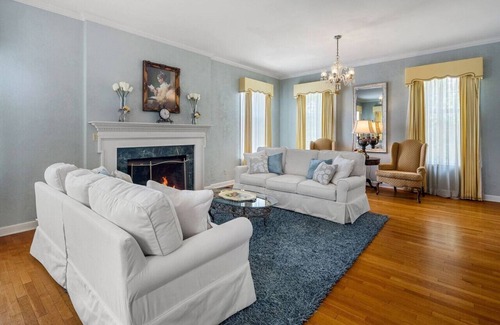 Fort Smith Apartment | Grand Mansion-Blue Jay suite