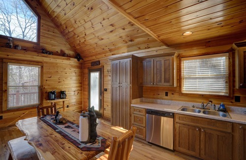 Cherokee Cabin | Grand Mountain Views Cabin - Hot Tub, Fire Pit, Casino!