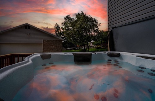 North Ogden House | Grand Ogden Lodge, Hot Tub, Close to Ski Resorts – 6 BR | 5 Baths | Hot Tub