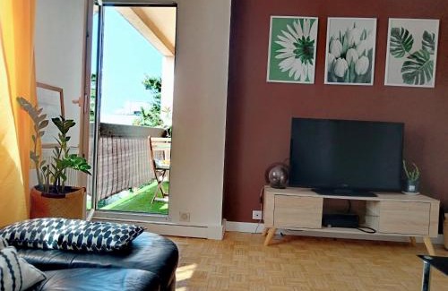 Bondy Apartment | GRAND PARIS, private parking, balcony and metro, 24 hours self checking