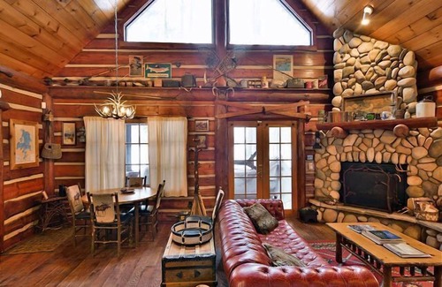 Hayward House | GRAND PINES CABIN 27 3 BEDROOM EXECUTIVE CABIN ON LITTLE ROUND LAKE WI