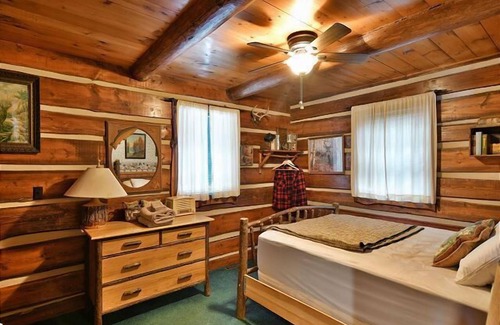 Hayward House | GRAND PINES CABIN 27 3 BEDROOM EXECUTIVE CABIN ON LITTLE ROUND LAKE WI