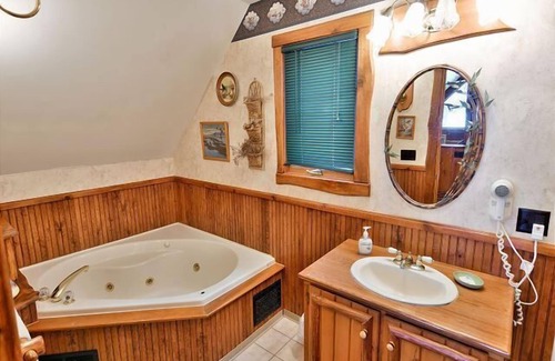 Hayward House | GRAND PINES CABIN 27 3 BEDROOM EXECUTIVE CABIN ON LITTLE ROUND LAKE WI