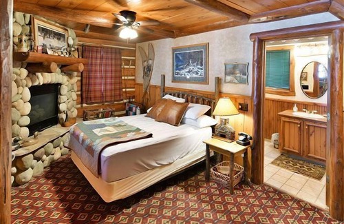 Hayward House | GRAND PINES CABIN 27 3 BEDROOM EXECUTIVE CABIN ON LITTLE ROUND LAKE WI