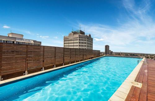 Melbourne Apartment | Grand Prix & Water View - Free Parking, Pool & Gym