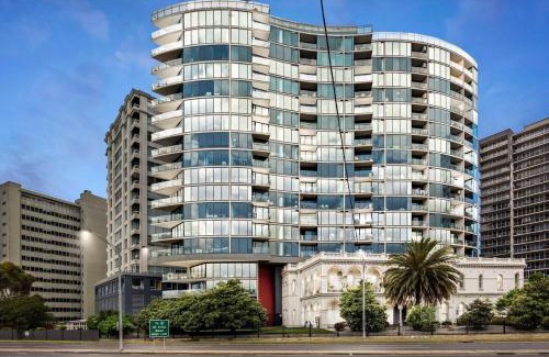 Melbourne Apartment | Grand Prix & Water View - Free Parking, Pool & Gym