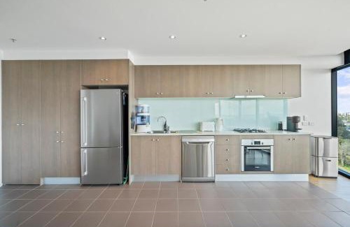 Melbourne Apartment | Grand Prix & Water View - Free Parking, Pool & Gym