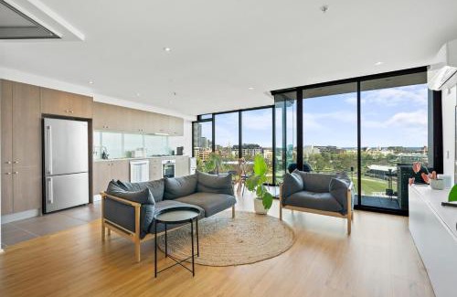 Melbourne Apartment | Grand Prix & Water View - Free Parking, Pool & Gym