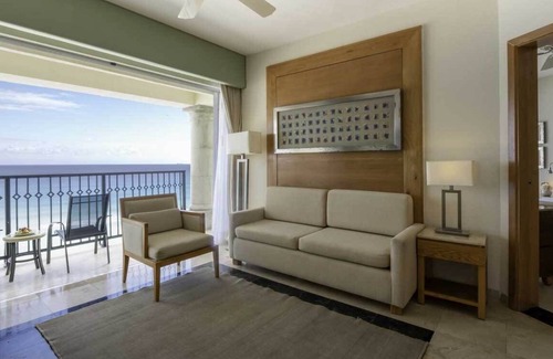 Zona Hotelera Resort | Grand Resort in Captivating Cancún with Air Conditioning, Gym and WiFi