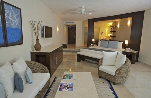 Zona Hotelera Resort | Grand Resort in Captivating Cancún with Air Conditioning, Gym and WiFi