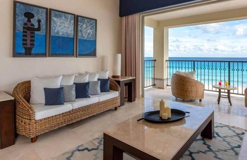 Zona Hotelera Resort | Grand Resort in Captivating Cancún with Air Conditioning, Gym and WiFi