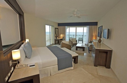 Zona Hotelera Resort | Grand Resort in Captivating Cancún with Air Conditioning, Gym and WiFi